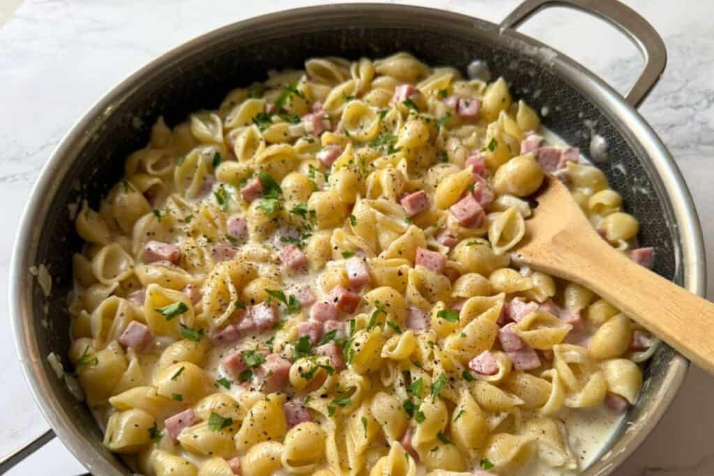 Pan full of ham and pasta ready to be served