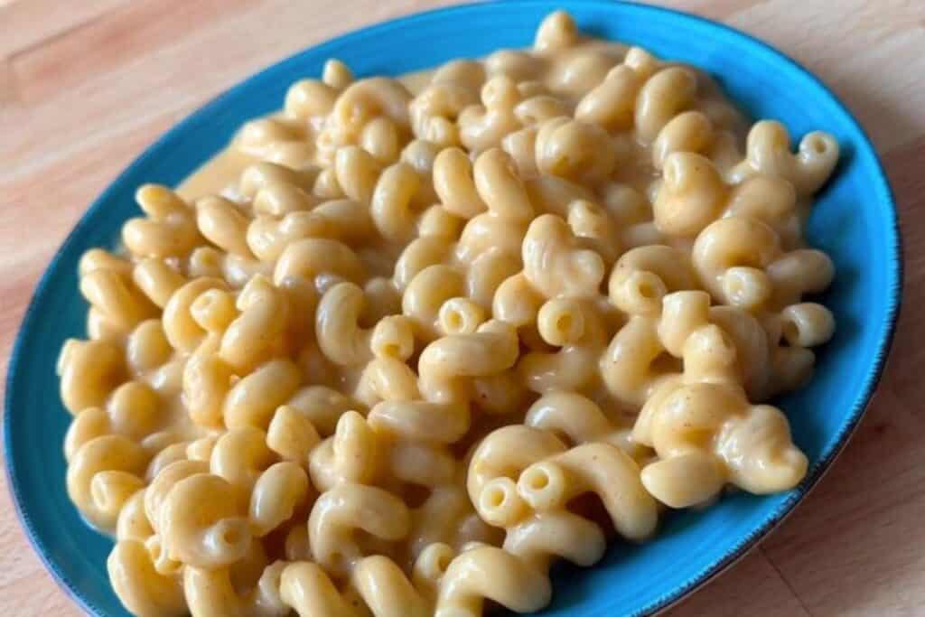 Creamy mac and cheese on a blue plate