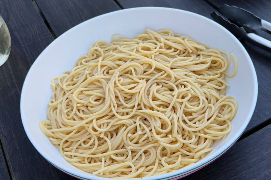 White bowl full of spaghetti