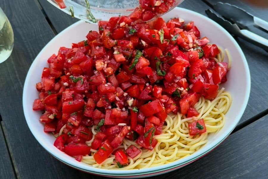 Adding no-cook tomato sauce to spaghetti